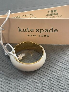 kate spade cream enamel ring with gold base. signed size 7